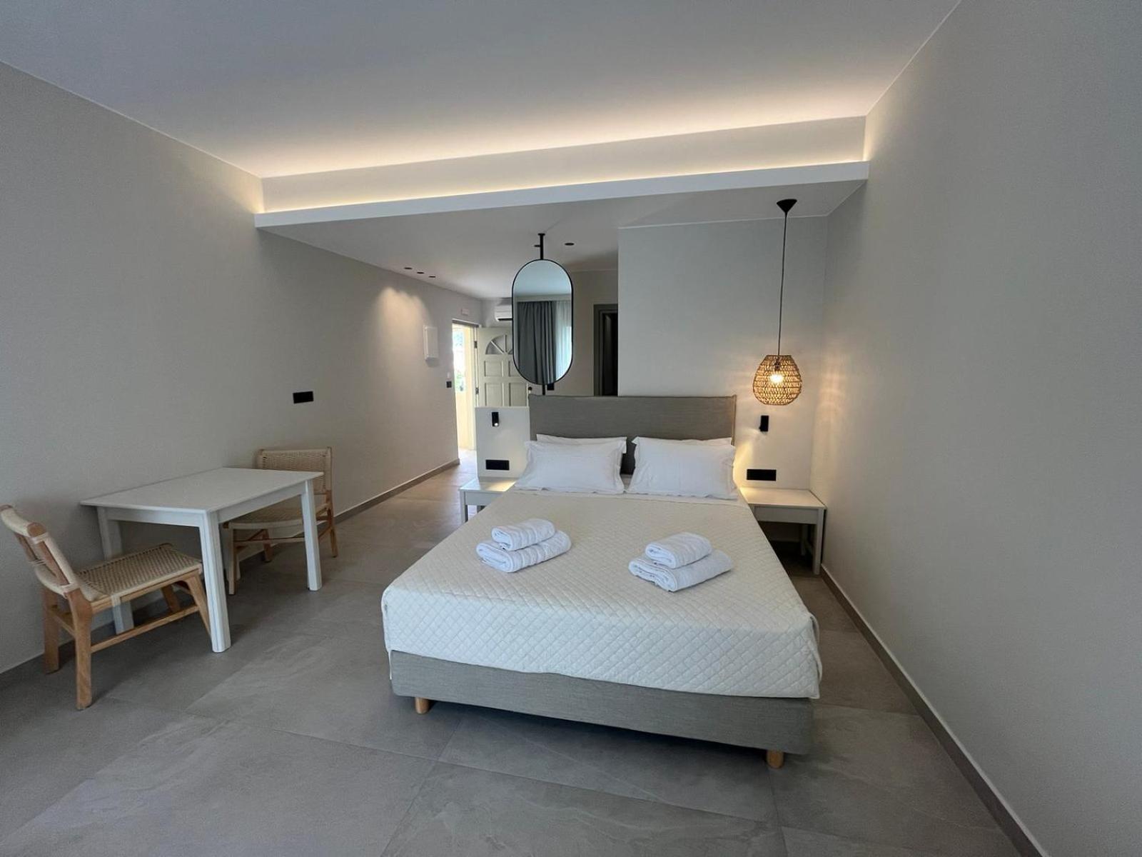 Mediterranean Sea Top Floor Palaiochora Bagian luar foto